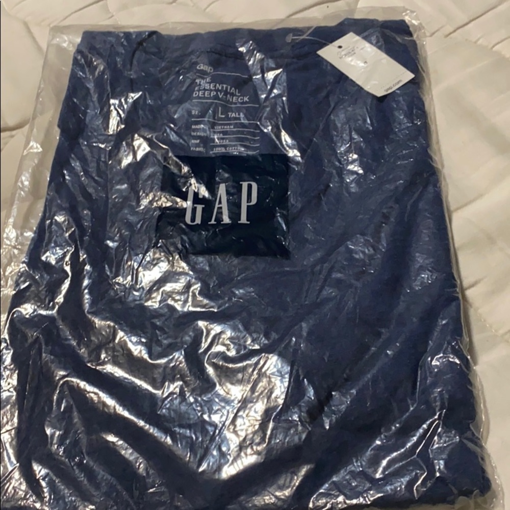 Men’s Gap Classic V-Neck T-Shirt